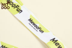 Botella de agua colorida con forma de hueso para perros